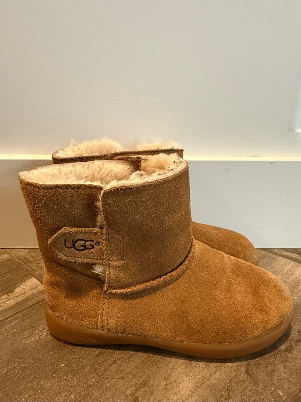 UGG Kids Short Suede Boots in Chestnut/Tan